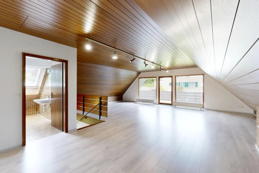 leerer raum mit parkettboden, holzdecke, schienenbeleuchtung, und natürliches licht