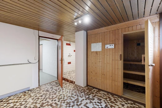 innenraum mit holzdecke und holzwand