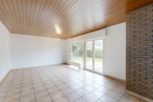 leerer raum mit fliesenboden, holzdecke, und natürliches licht