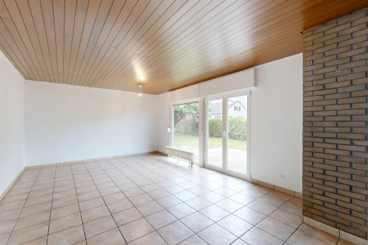 leerer raum mit fliesenboden, holzdecke, und natürliches licht