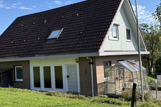 außenansicht mit gewächshaus, day time, ziegelverkleidung, vertikale verkleidung, und außenansicht