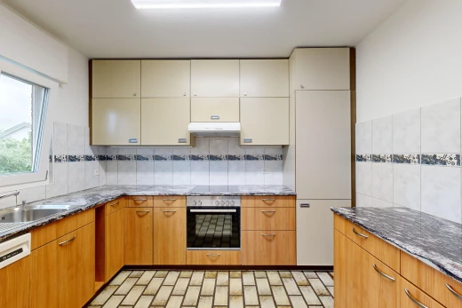 küche mit ofen, stein arbeitsplatten, backsplash, dunstabzugshaube, und natürliches licht