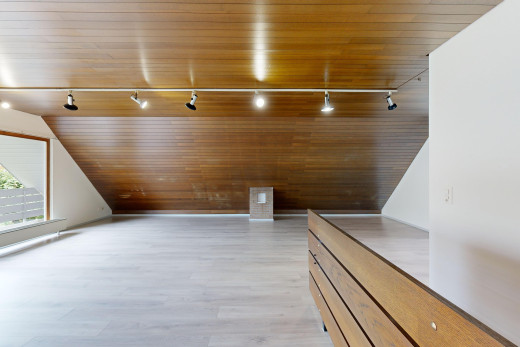 espace intérieur avec plafond de bois, lumière naturelle, plancher de bois, et éclairage sur rail