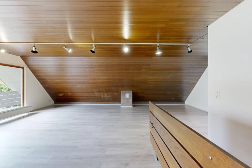 innenraum mit parkettboden, holzdecke, schienenbeleuchtung, und natürliches licht