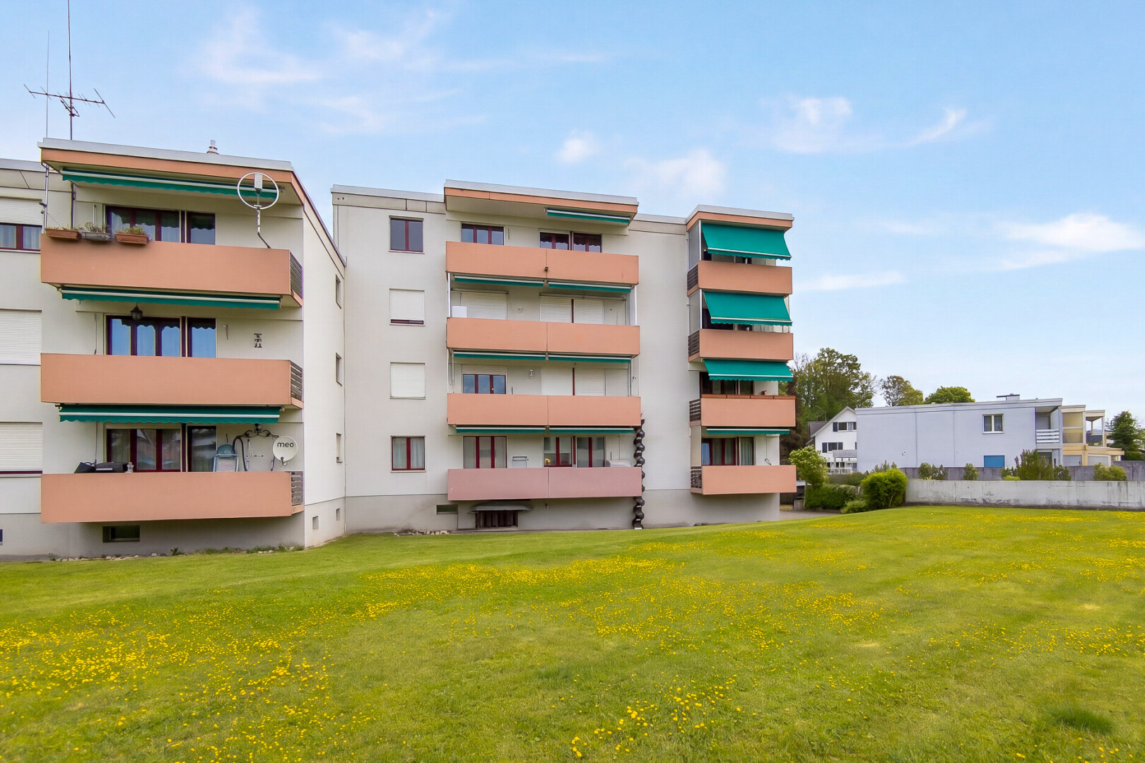 view of apartment building / complex