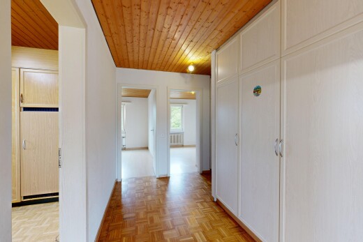 couloir avec wood ceiling, plafond en bois, inside property, wood finish floor, et sol en finition bois