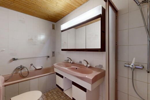 salle de bains avec salle de bain complète, tile wall, mur en carrelage, inside property, et toilette