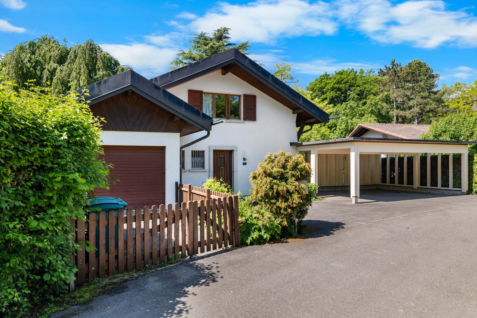 außenansicht mit property visible, zaun, day time, und stuckverkleidung