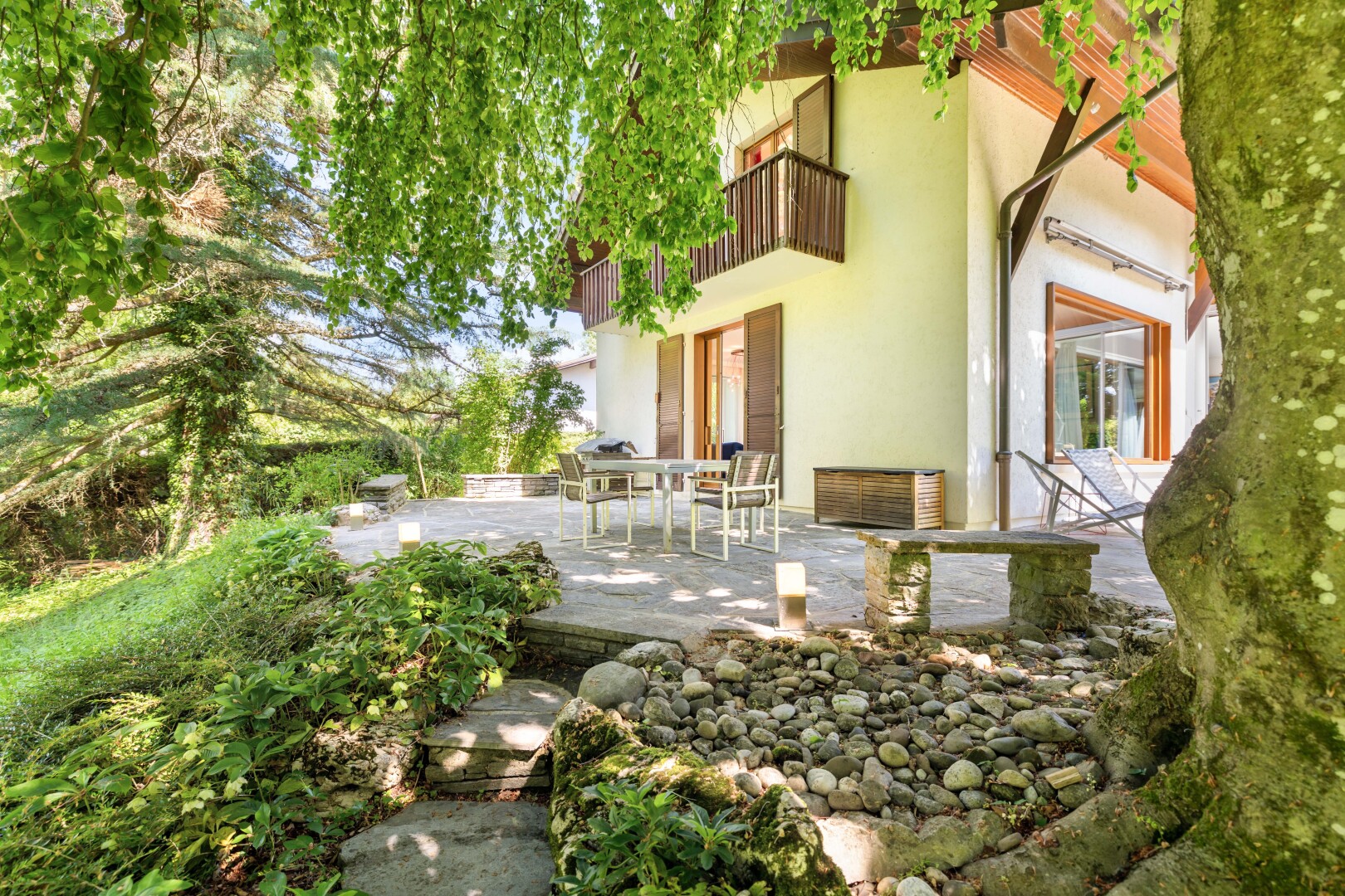 garten mit balkon, terrasse, essbereich im freien, und property visible