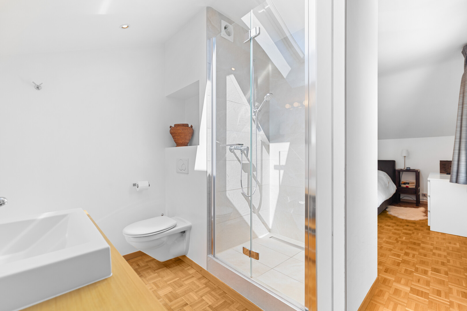 bad mit dusche, gipskartonwand, drywall, komplettes badezimmer, und parquet floor