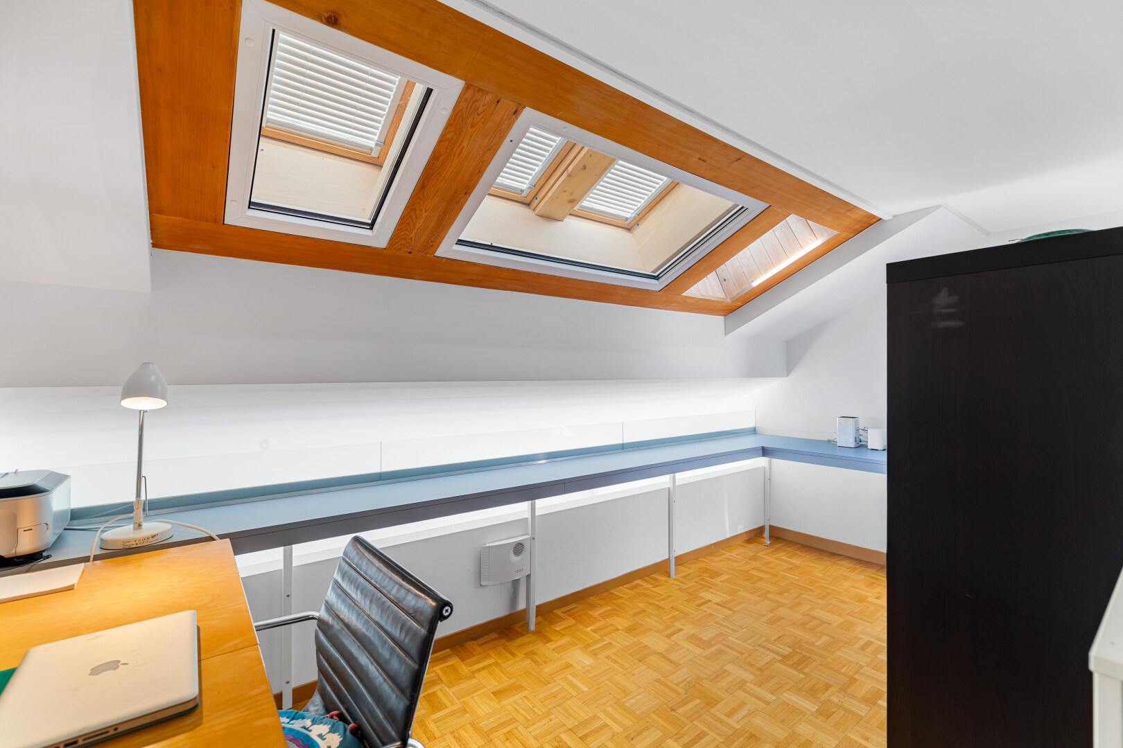 zimmer / schlafzimmer mit parquet floor, drywall, gipskartonwand, bürobereich, und inside community