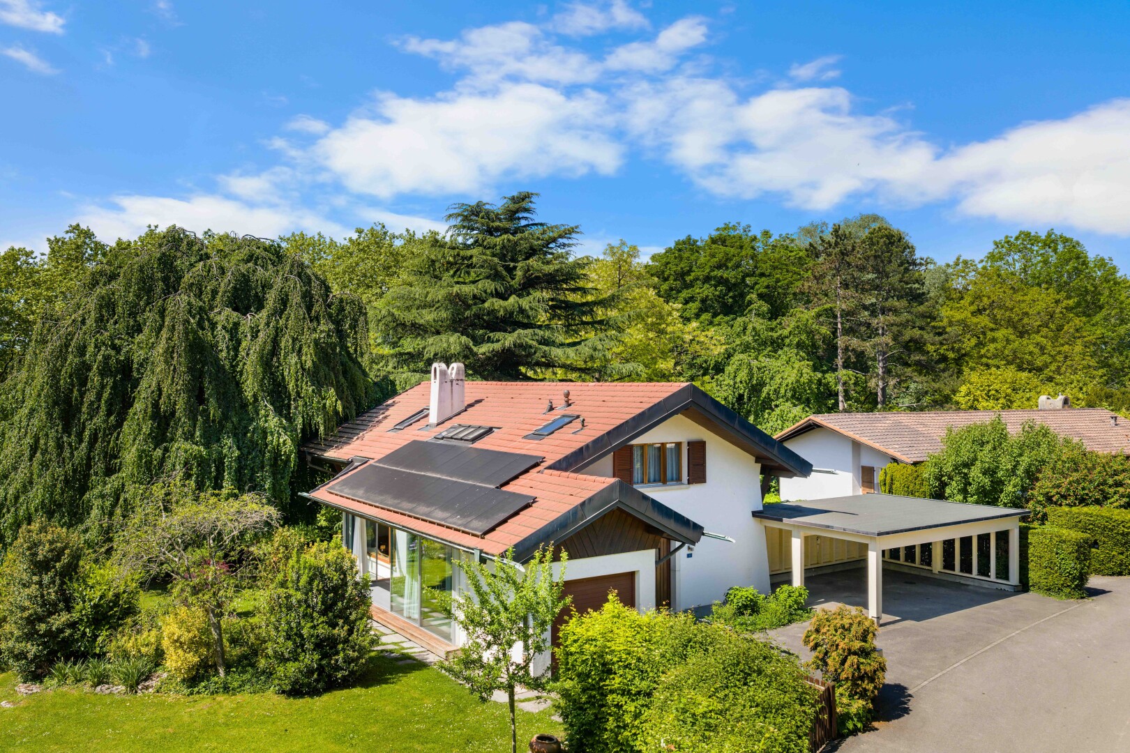 außenansicht mit solaranlage, property visible, day time, auffahrt, und veranda