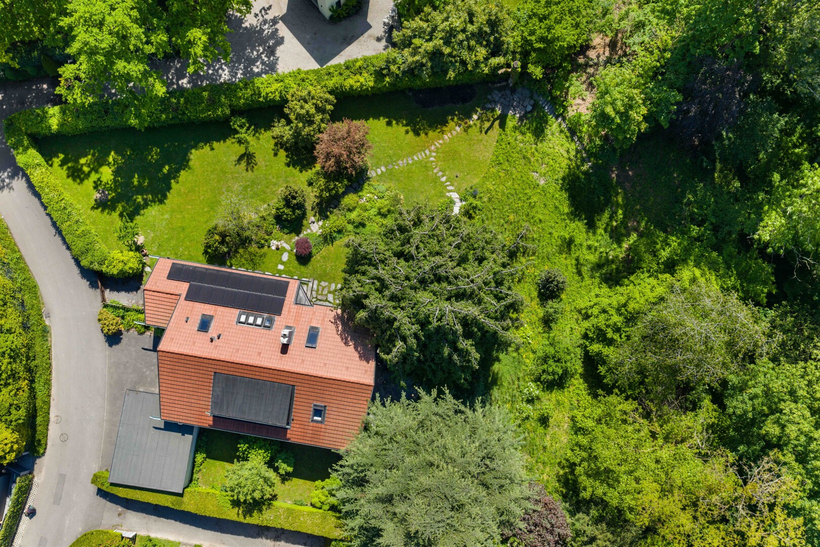 außenansicht mit property visible und solaranlage