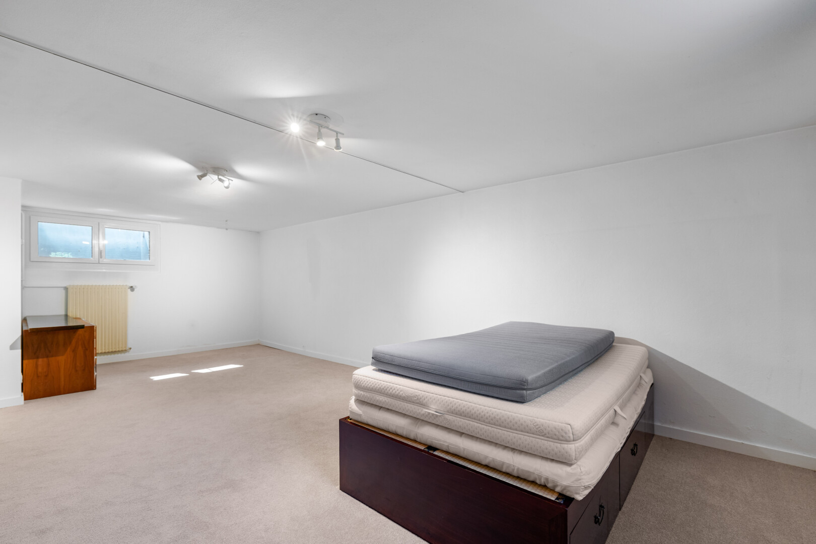 zimmer / schlafzimmer mit carpet, teppich, inside property, drywall, und gipskartonwand