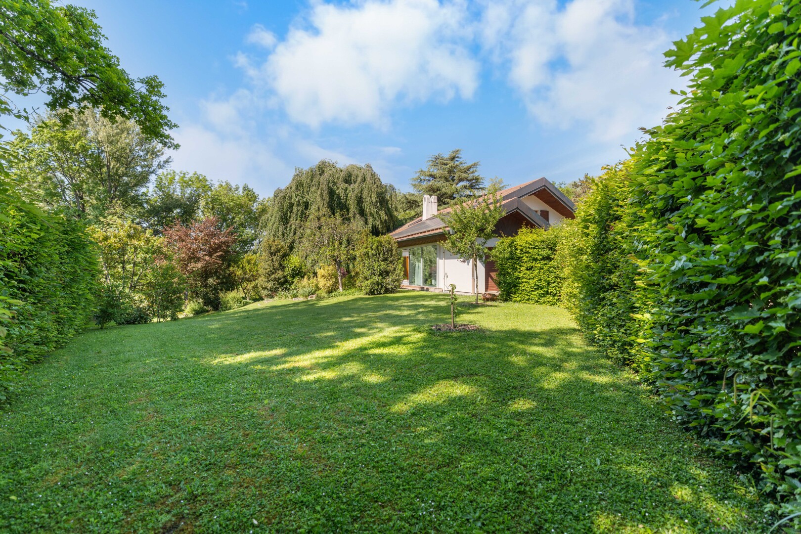 garten mit property visible, rasen, und day time