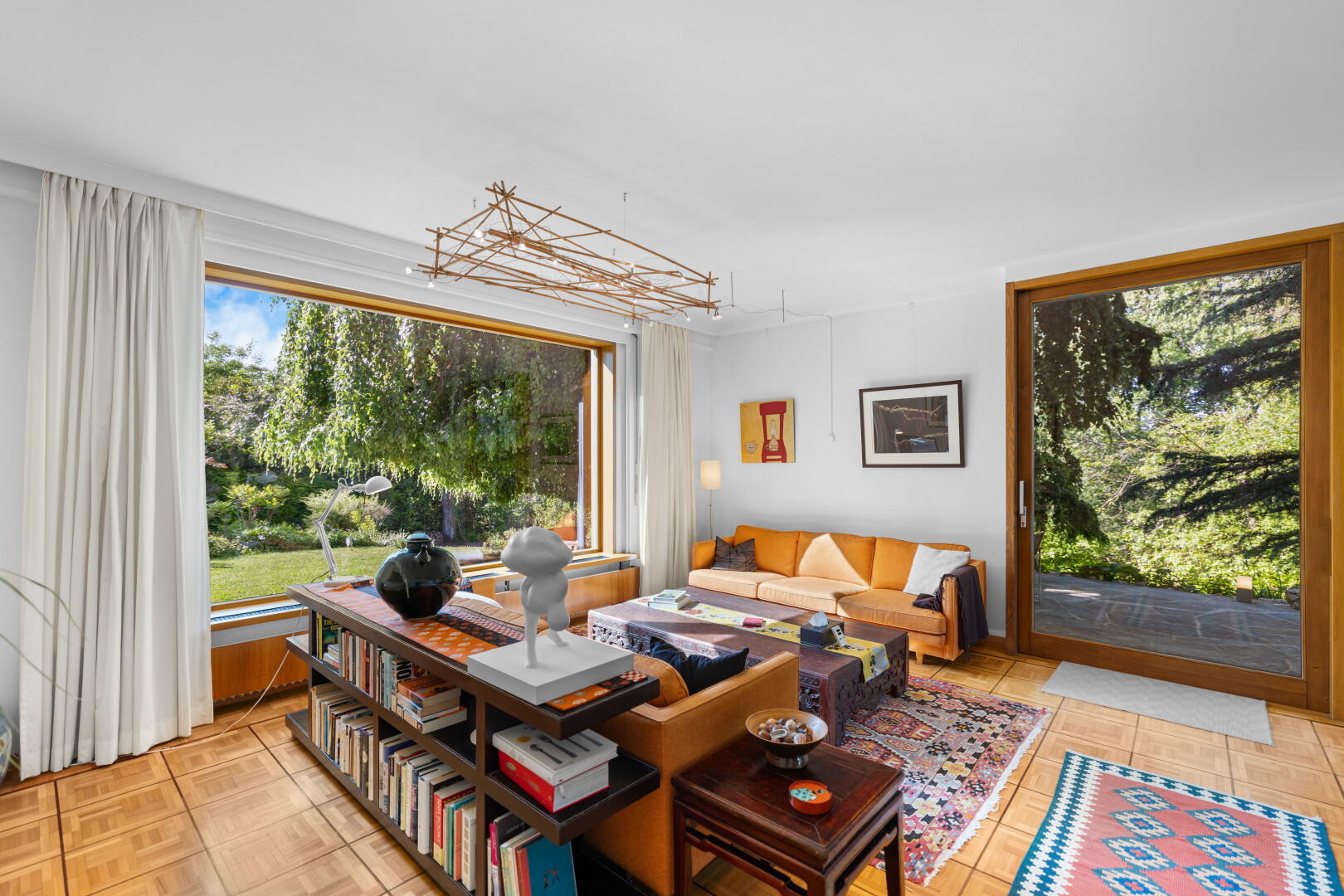 wohnzimmer mit inside property, light floor, gipskartonwand, drywall, und day time