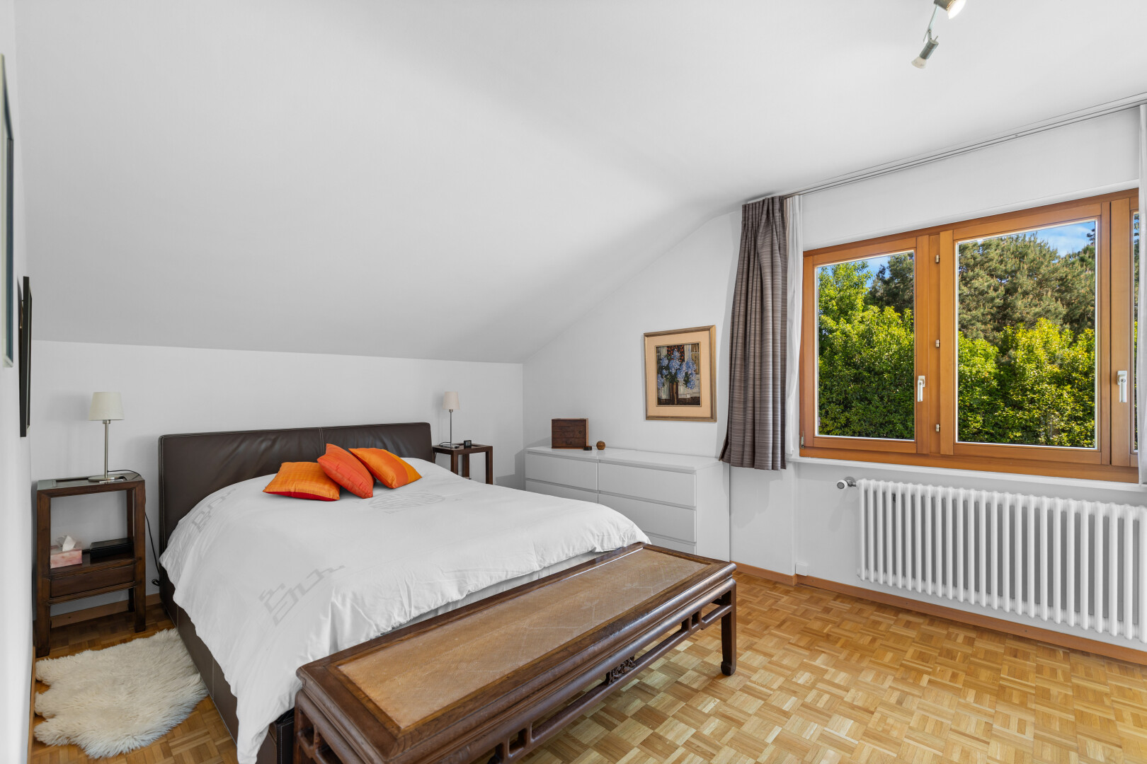 zimmer / schlafzimmer mit parquet floor, wood finish floor, holzfußboden, kühler, und vaulted ceiling