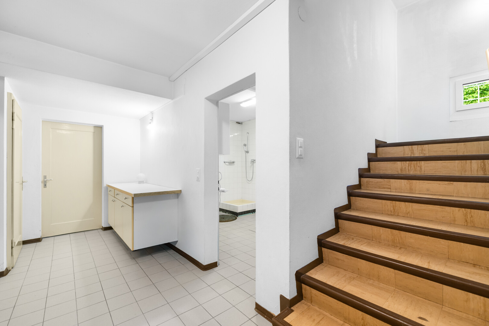 treppe mit treppen, gipskartonwand, drywall, inside property, und sockelleisten