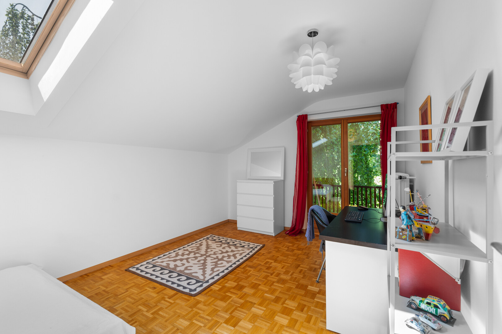 zimmer / schlafzimmer mit natürliches licht, natural light, gipskartonwand, drywall, und parquet floor