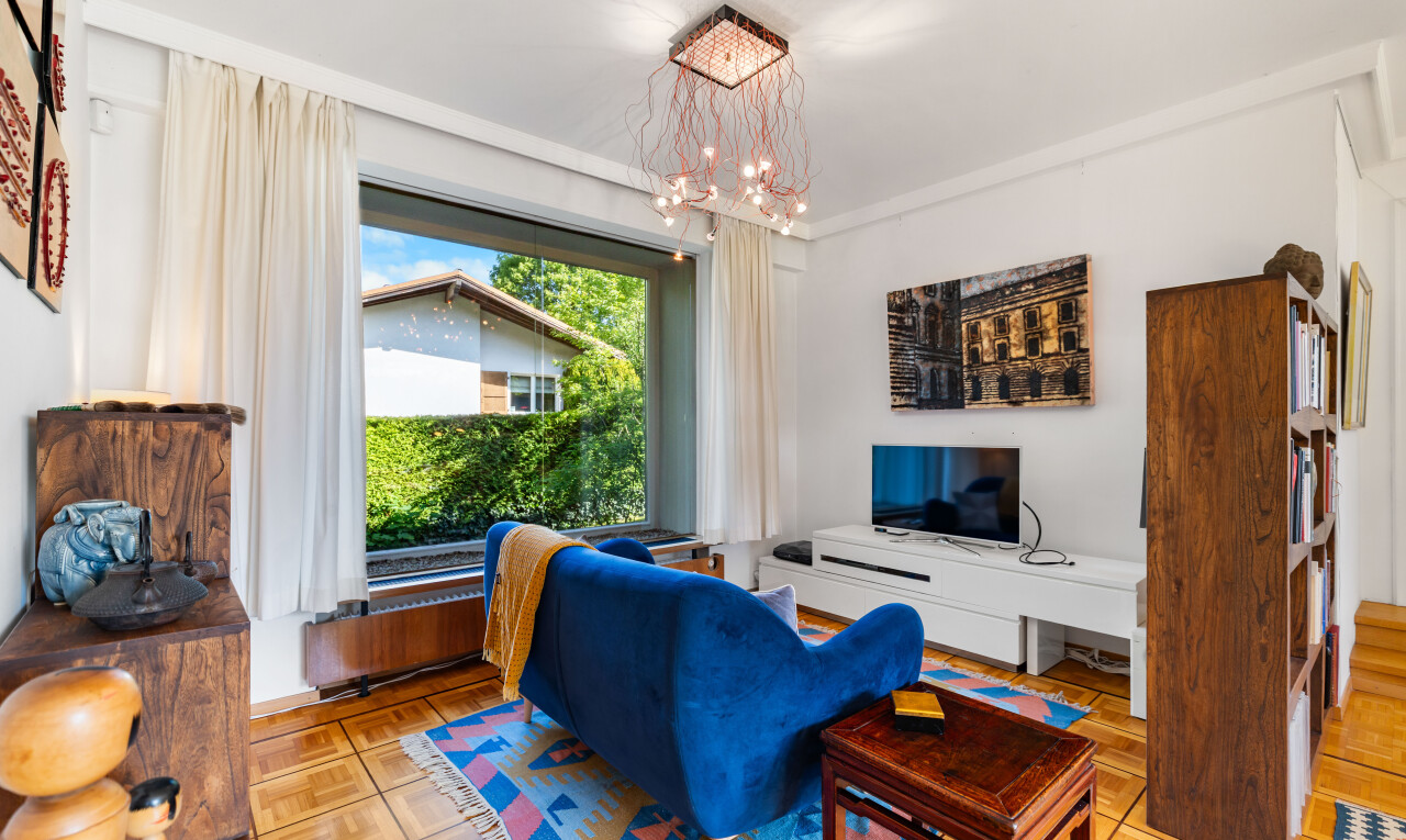 living area featuring hanging lights and parquet flooring