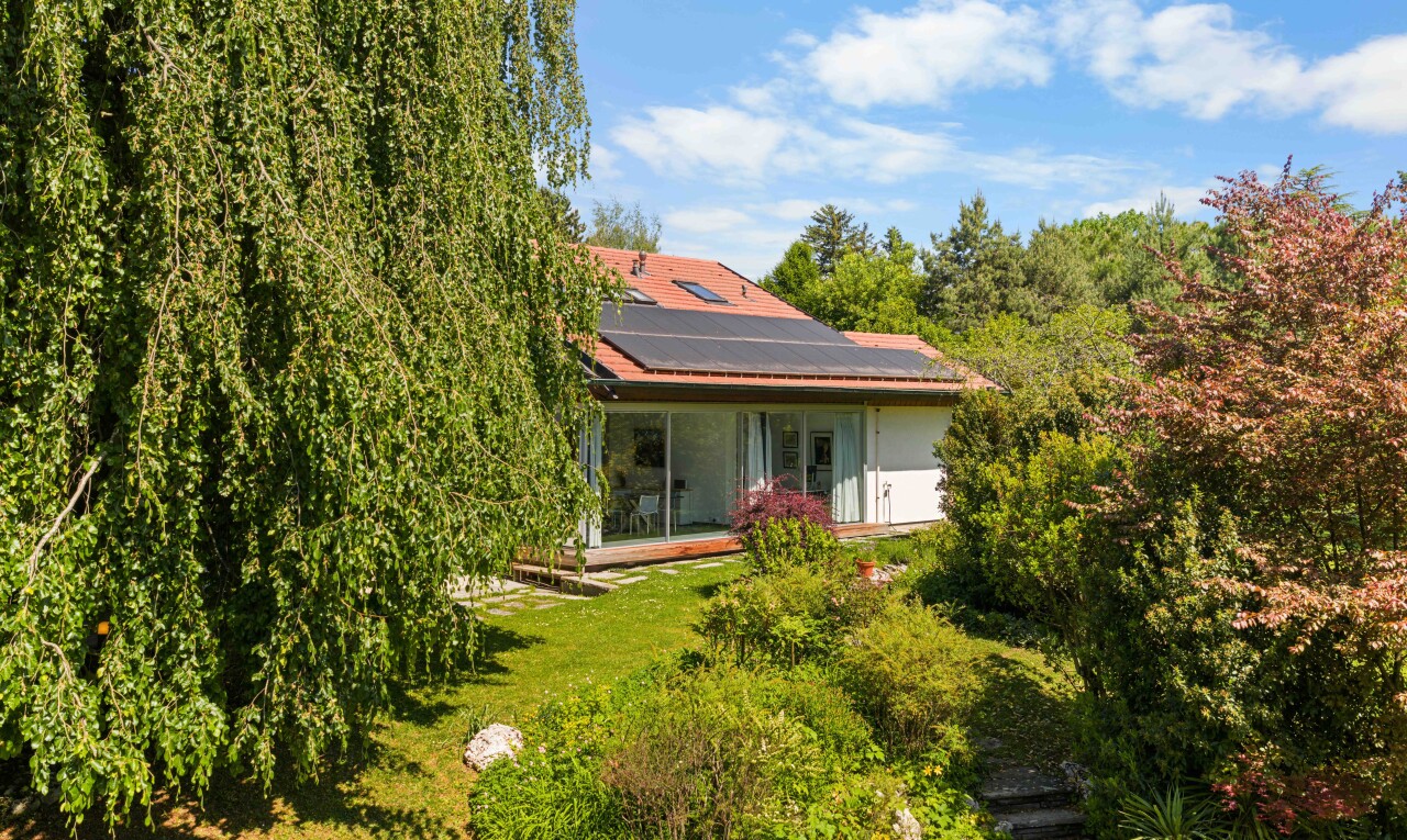 jardin avec property visible, day time, et pelouse