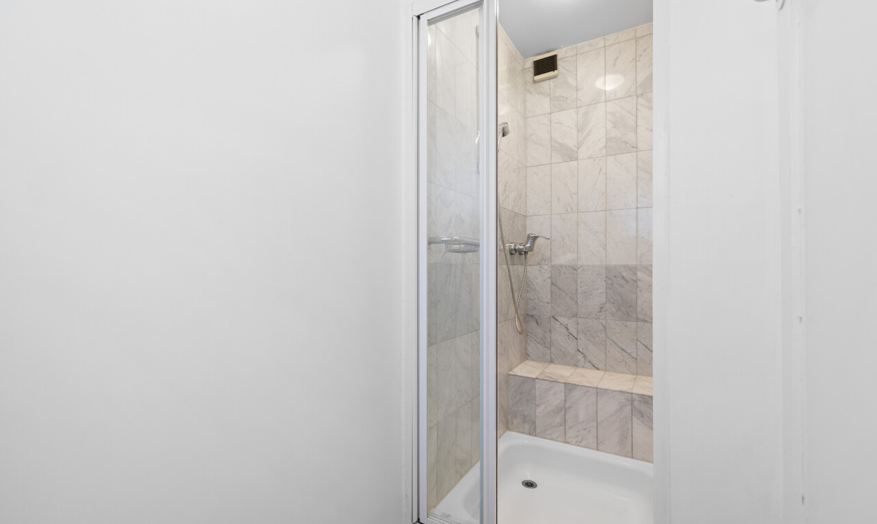salle de bains avec douche, salle de bain complète, cloison sèche, drywall, et inside property
