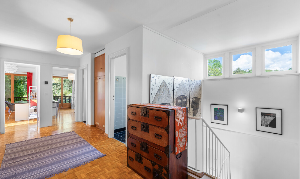 couloir avec parquet floor, sol en finition bois, wood finish floor, cloison sèche, et drywall