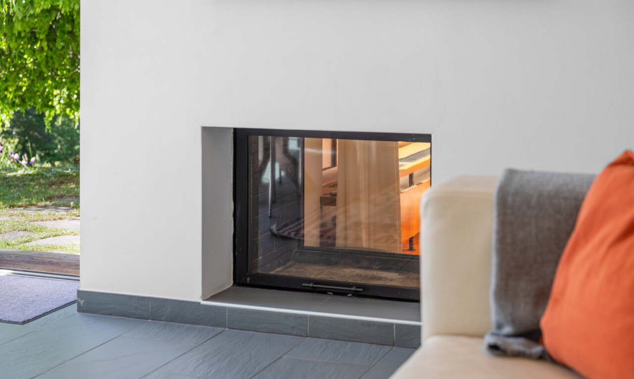 détails avec feature, cloison sèche, drywall, cheminée, et wall / siding