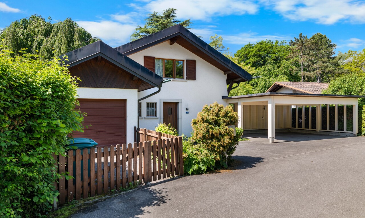 view of property featuring stucco siding