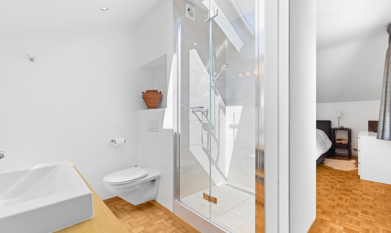 salle de bains avec douche, cloison sèche, drywall, salle de bain complète, et parquet floor