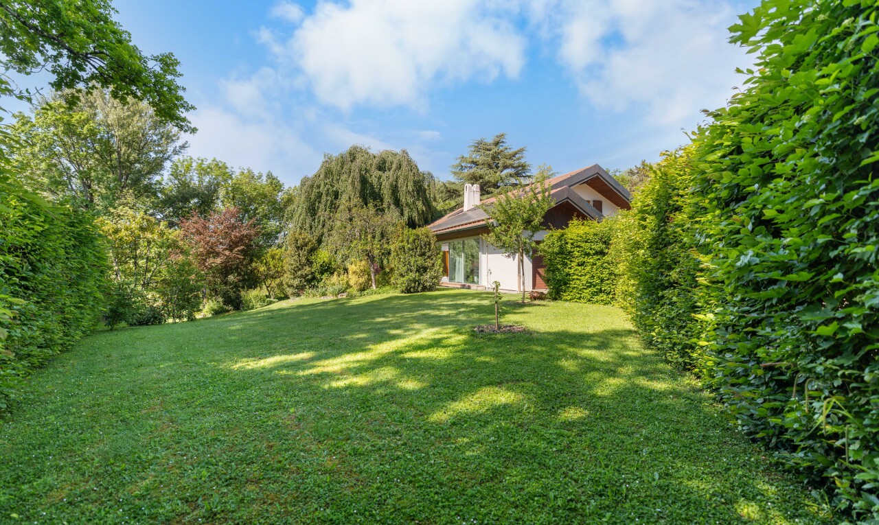 jardin avec property visible, pelouse, et day time