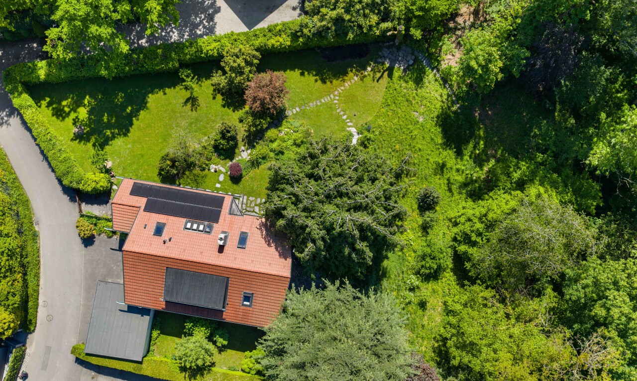 façade avec property visible et panneaux solaires