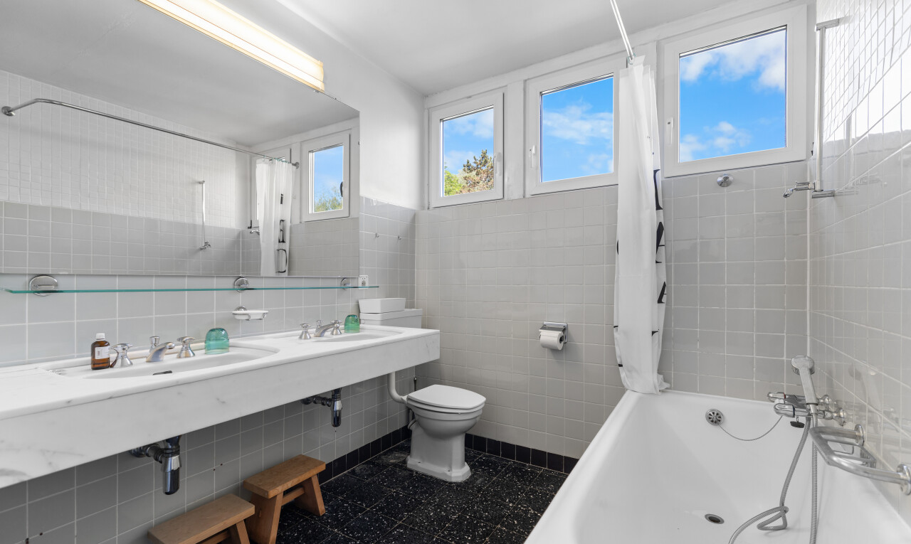 salle de bains avec tile wall, mur en carrelage, day time, salle de bain complète, et toilette