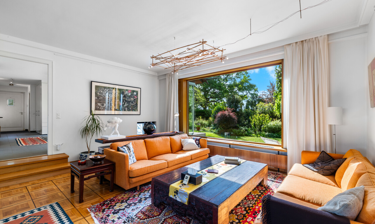 living area featuring crown molding and light tile patterned floors