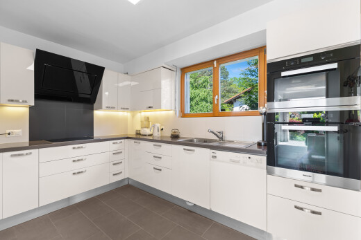 küche mit doppel backofen, dunstabzugshaube, arbeitsplatten, dark countertops, und dark floor