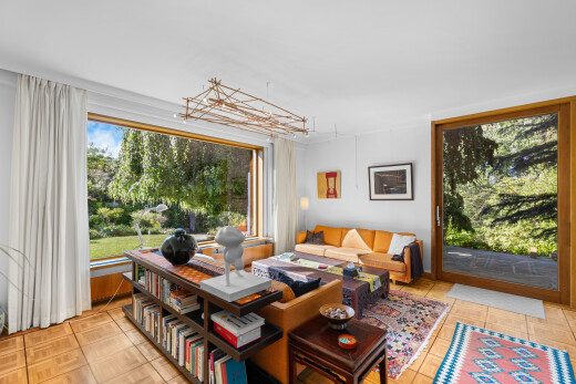 wohnzimmer mit inside property, light floor, gipskartonwand, drywall, und day time