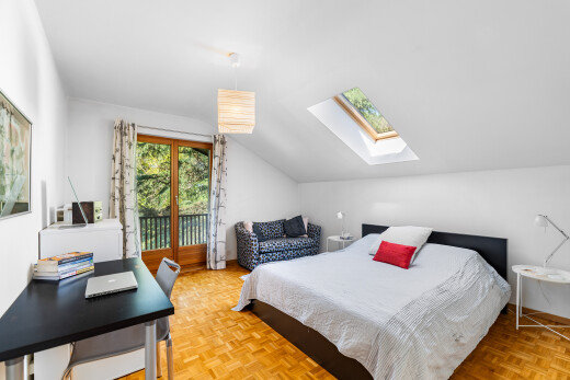 zimmer / schlafzimmer mit parquet floor, gipskartonwand, drywall, natürliches licht, und natural light
