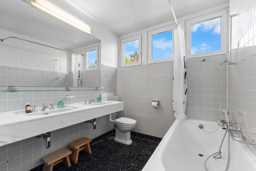 bad mit tile wall, fliesenwand, day time, komplettes badezimmer, und toilette