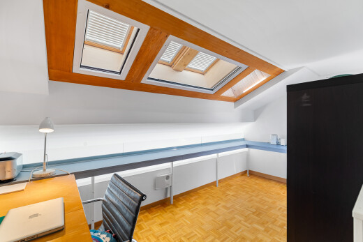 zimmer / schlafzimmer mit parquet floor, drywall, gipskartonwand, bürobereich, und inside community