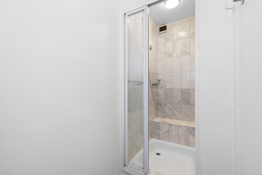 bad mit dusche, komplettes badezimmer, gipskartonwand, drywall, und inside property