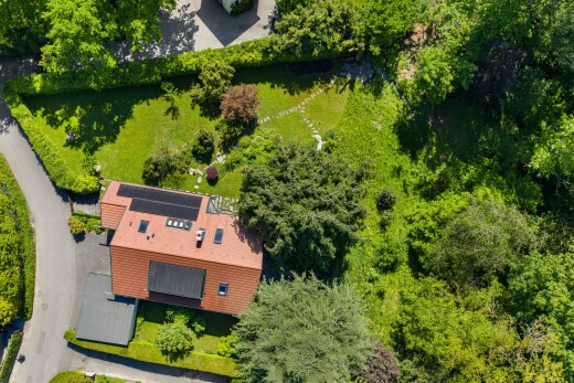 außenansicht mit property visible und solaranlage