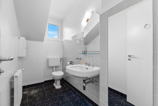 bad mit dark floor, tile wall, fliesenwand, natural light, und natürliches licht