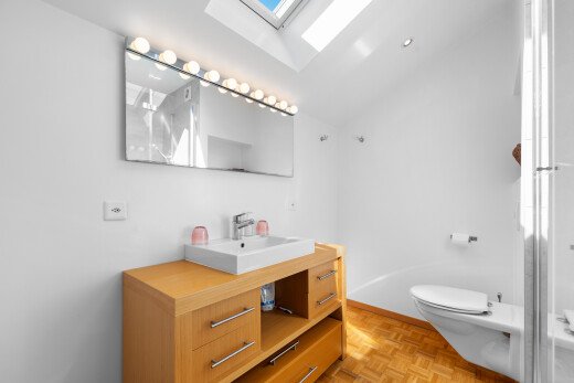 bad mit inside property, dachfenster, schminktisch, waschbecken, und parquet floor