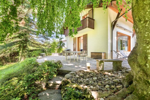 garten mit balkon, terrasse, essbereich im freien, und property visible