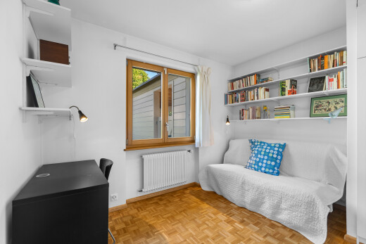 wohnzimmer mit kühler, inside property, wood finish floor, holzfußboden, und drywall