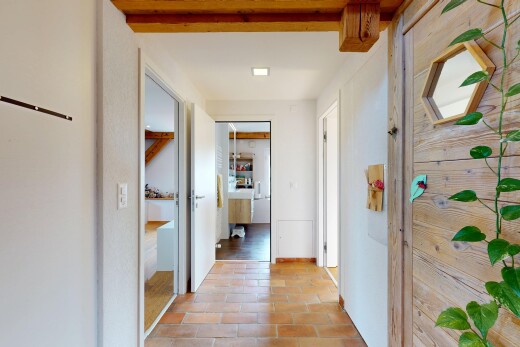 couloir avec inside property, tile floor, sol en carrelage, drywall, et cloison sèche