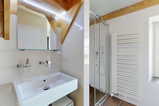 salle de bains avec radiateur, douche, évier, inside property, et salle de bain complète
