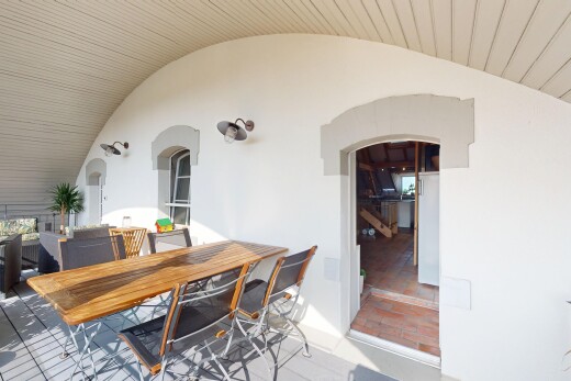 salle à manger avec passages en arc, plafond voûté, vaulted ceiling, cloison sèche, et drywall