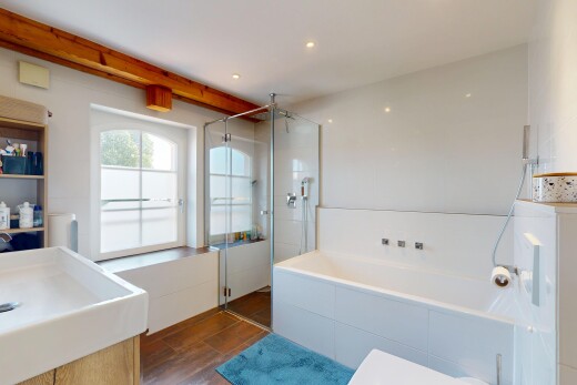 salle de bains avec douche, lumière naturelle, natural light, bain, et salle de bain complète