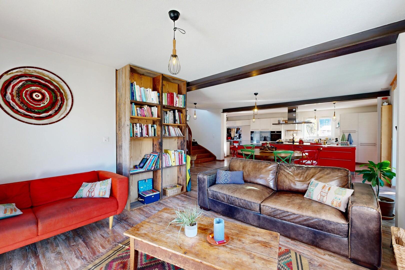 salon avec wood finish floor, sol en finition bois, escaliers, inside property, et drywall